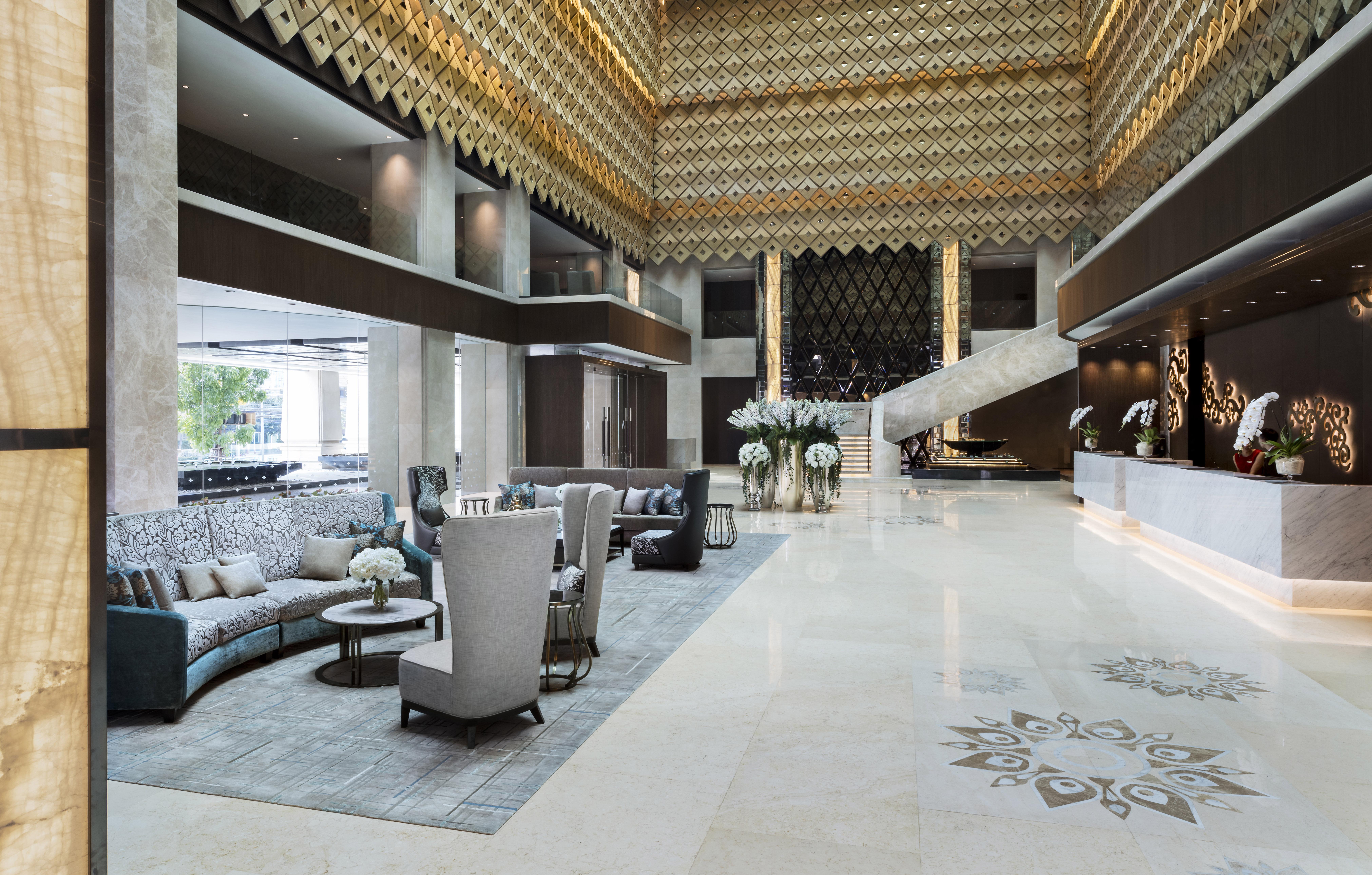Lancaster Bangkok Hotel Eksteriør billede The lobby of the hotel