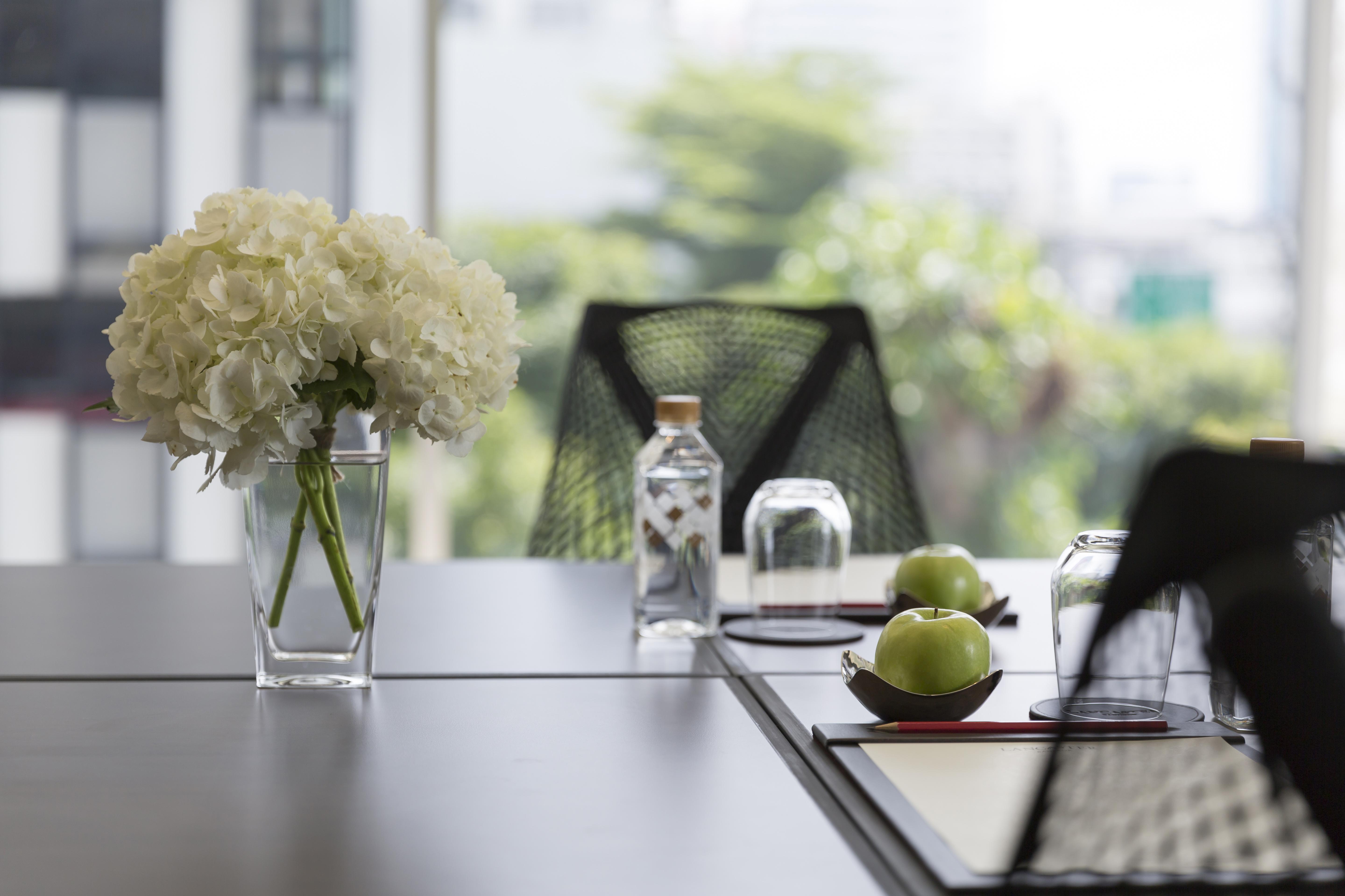Lancaster Bangkok Hotel Eksteriør billede A meeting room at the office of the United Nations Humanitarian Official