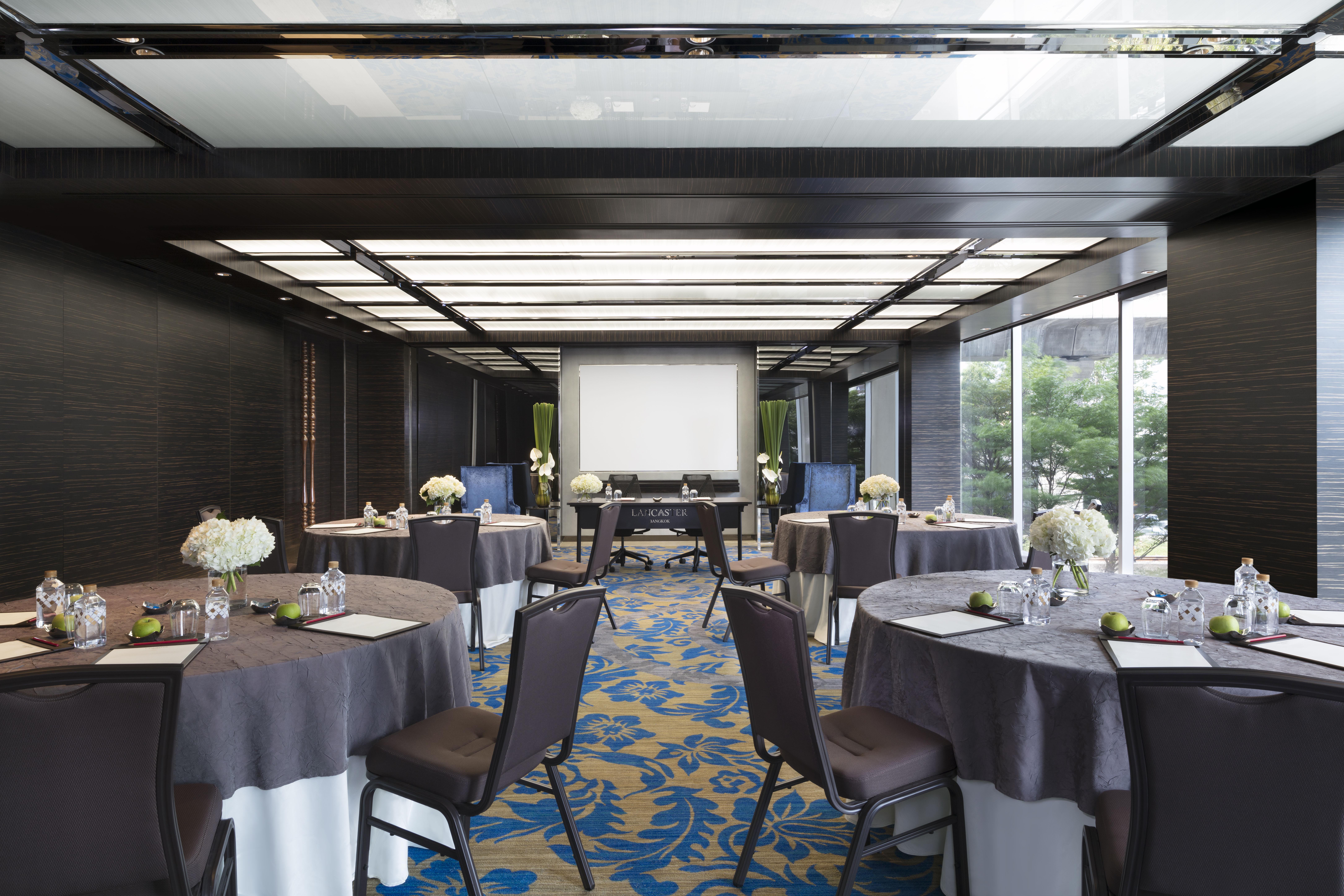 Lancaster Bangkok Hotel Eksteriør billede The Club at Hong Kong International Airport