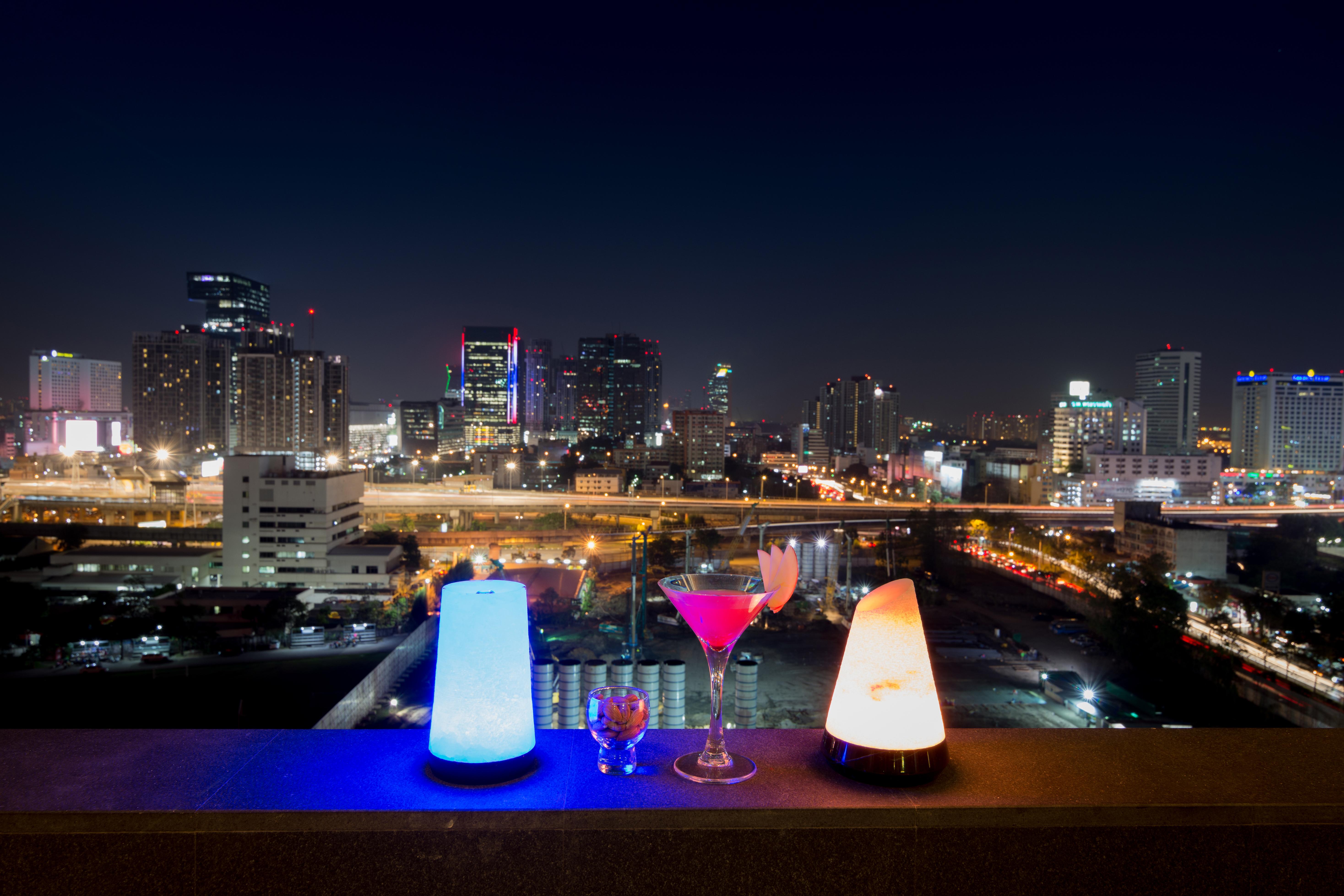 Lancaster Bangkok Hotel Eksteriør billede View from the rooftop bar