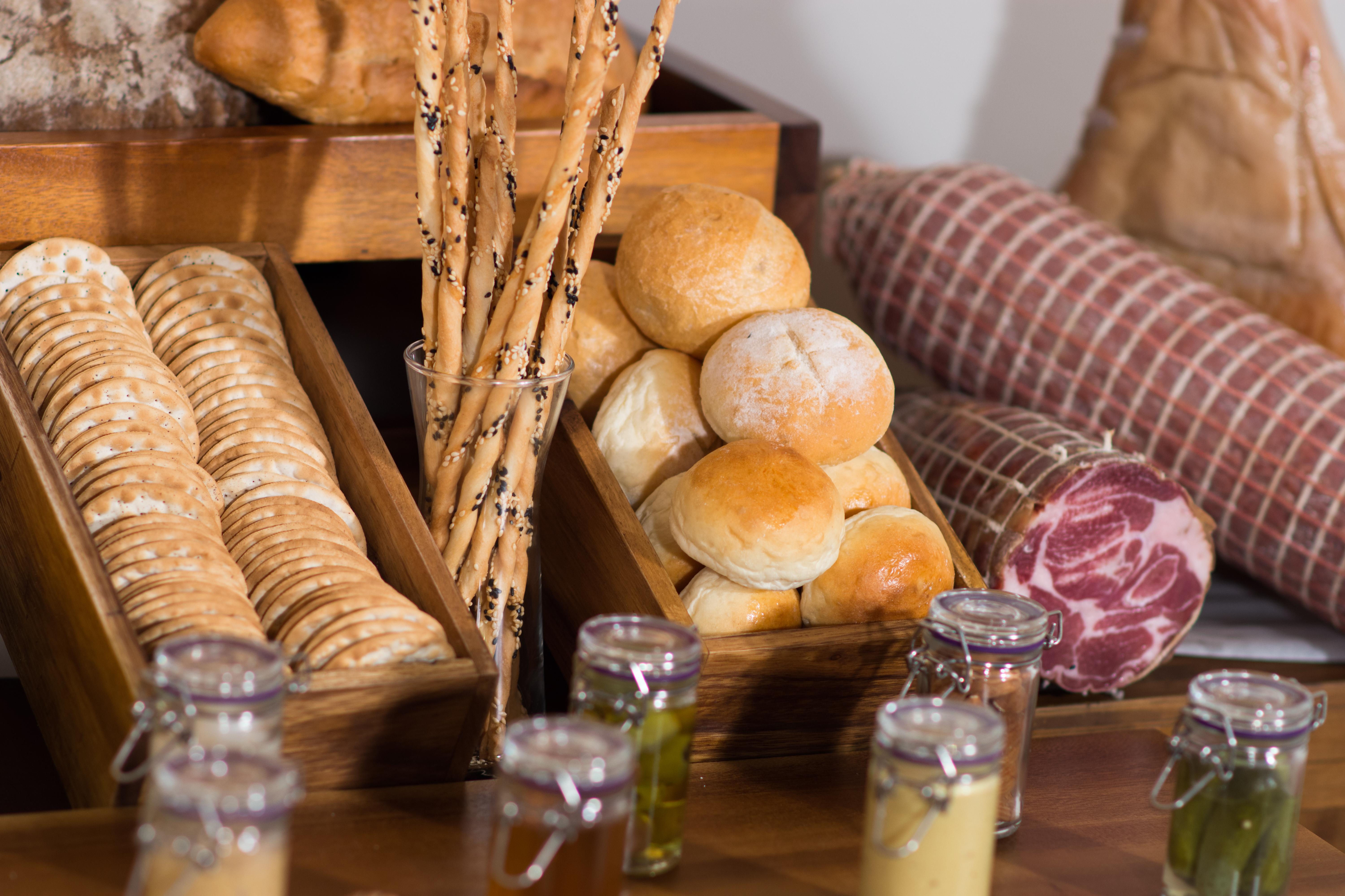 Lancaster Bangkok Hotel Eksteriør billede Salami and bread