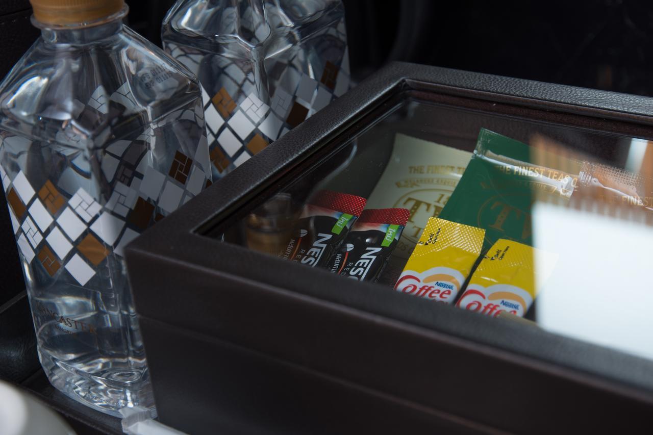 Lancaster Bangkok Hotel Eksteriør billede A small refrigerator in a car