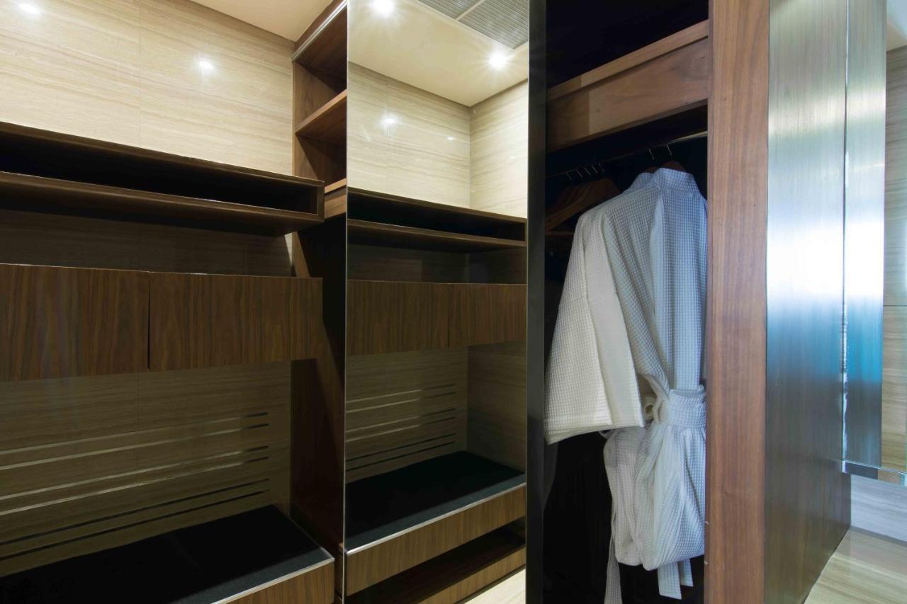 Lancaster Bangkok Hotel Eksteriør billede A bathrobe in a closet