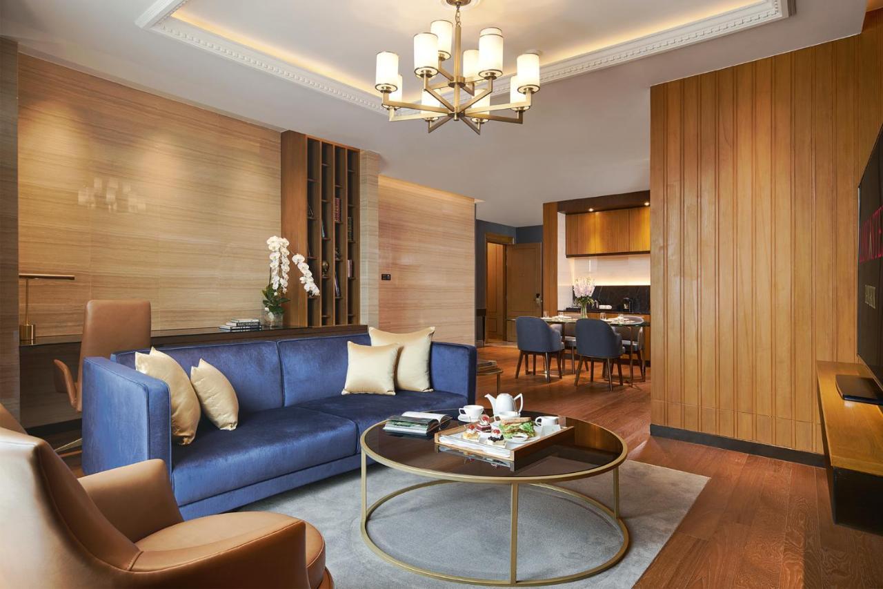 Lancaster Bangkok Hotel Eksteriør billede A living room in a suite at the hotel